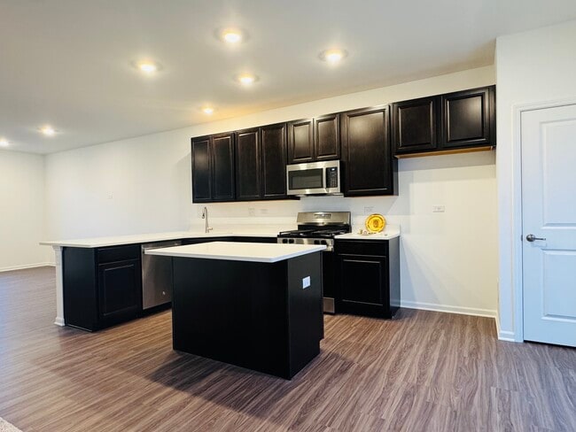 Building Photo - 25660 W Yorkshire Dr