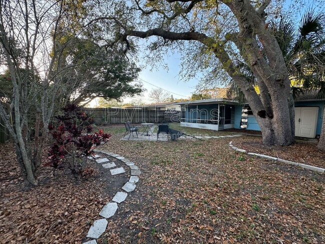 Building Photo - 649 Jacaranda St