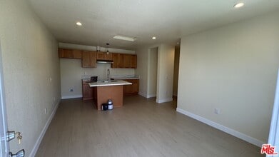 Building Photo - 2528 Elkgrove Ave