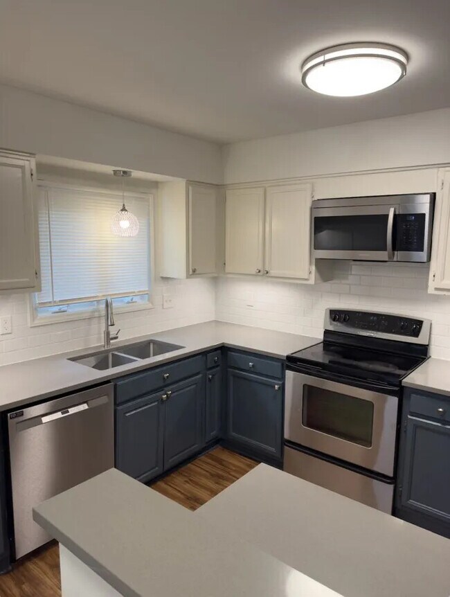 Foto del edificio - Raleigh Townhouse on Kentwood Park w/ fenced yard