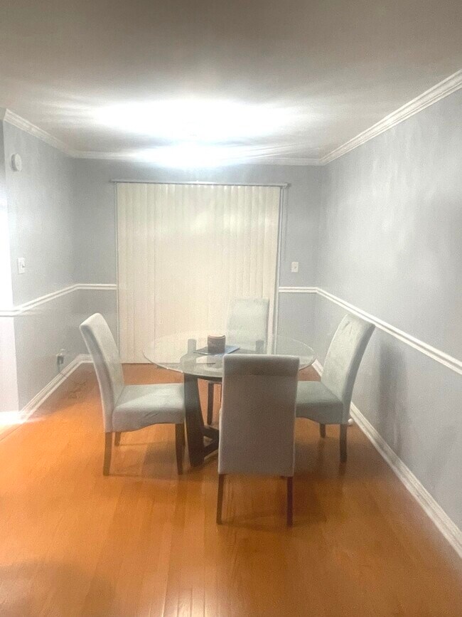 Foto del edificio - 1816 Bromley Ct