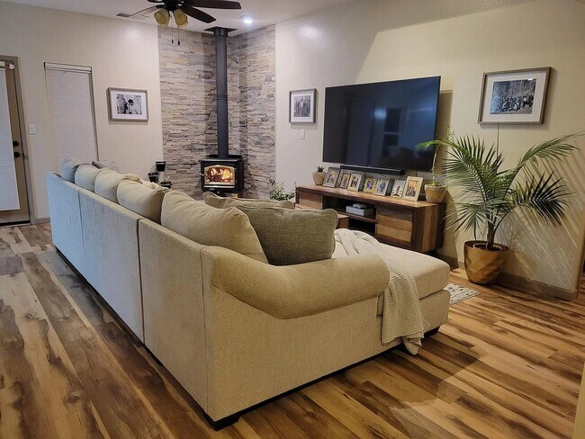 Foto del edificio - 2127 Ave De Las Alturas