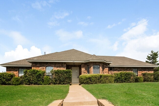 Building Photo - 849 Woodridge Cir
