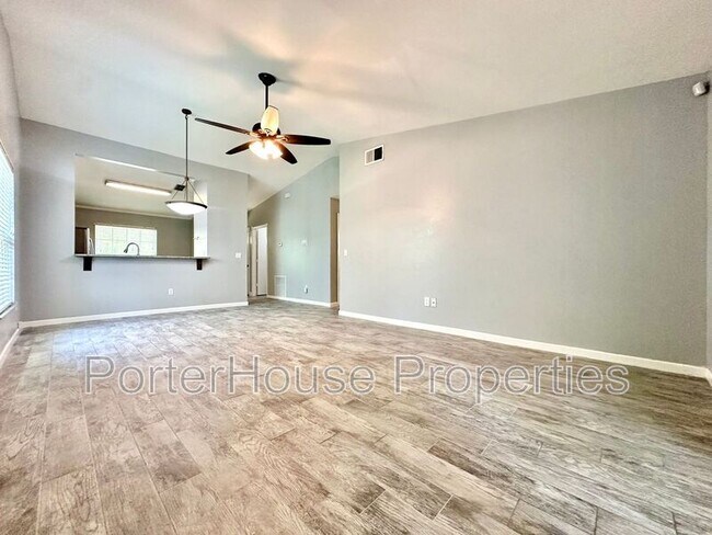 Foto del edificio - 818 Maple Forest Dr