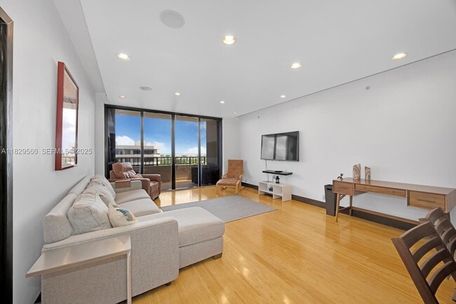 Foto del edificio - 251 Crandon Blvd