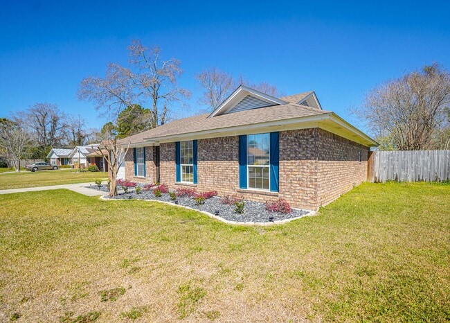 Foto del edificio - Coming Available!