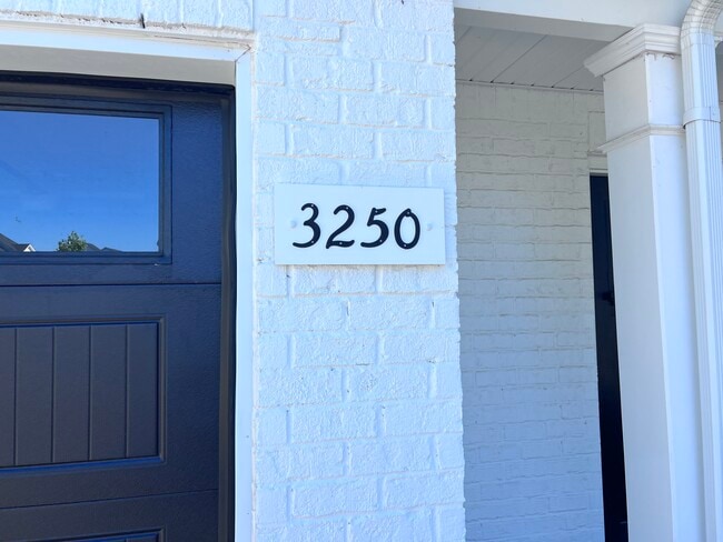 Building Photo - 3250 Clemons Cir