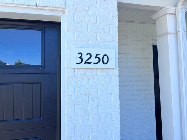 Foto del edificio - 3250 Clemons Cir
