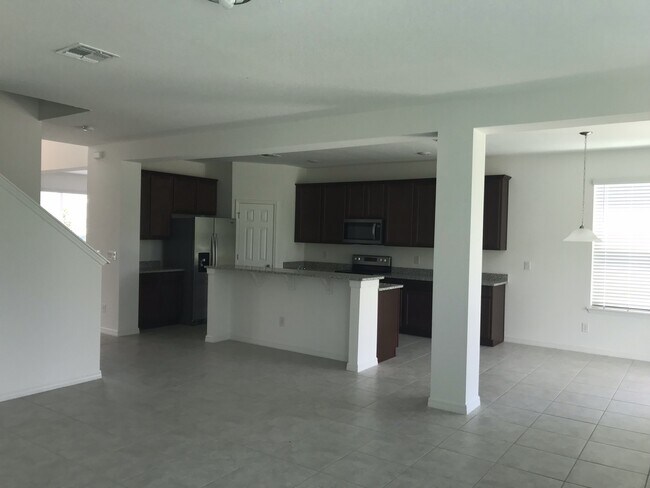 Foto del edificio - 6 bedroom with office downstairs 3 car gar...