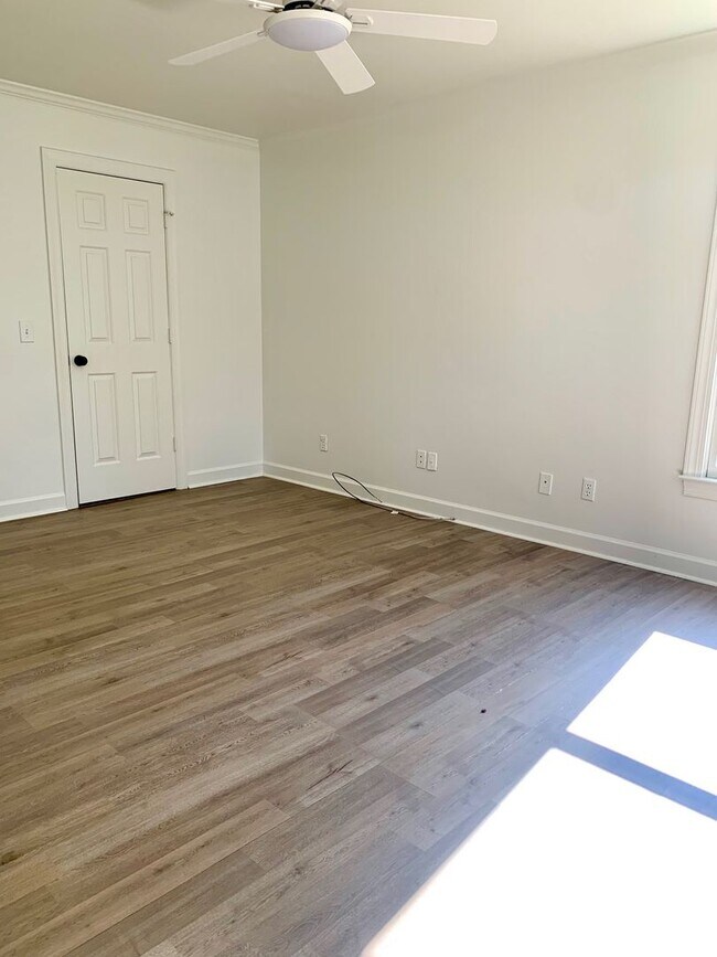 Building Photo - Two-Story Cape Cod- 3 Bed 2 Bath Greensbor...