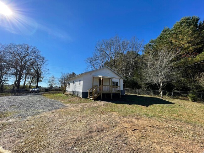 Building Photo - Newly remodeled 3 BDR / 1 BA - Huge Yard