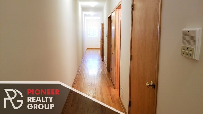 Building Photo - Renovated 3 bed with granite counters