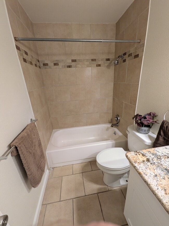 Guest Bath - 1512 Chestnut Dr