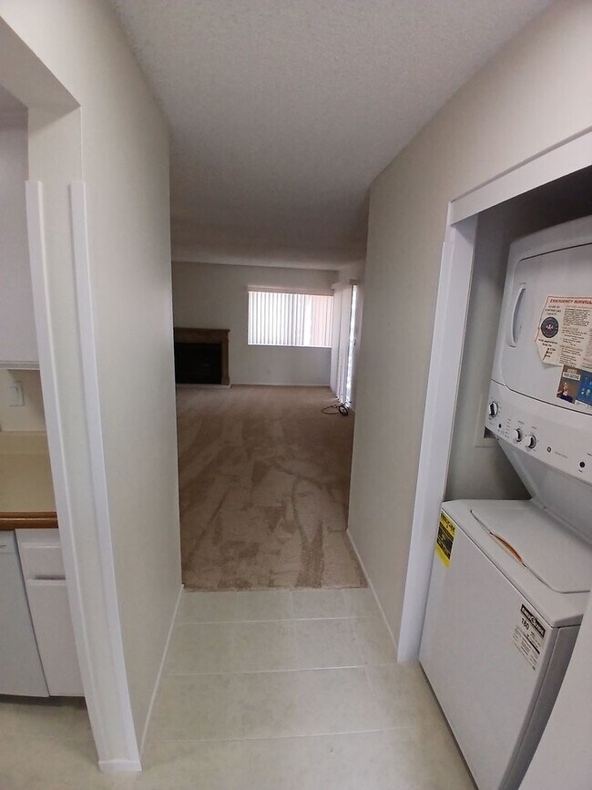 Foto del edificio - !!!!! Large 2BD Condo with parking in Alamitos !!!!