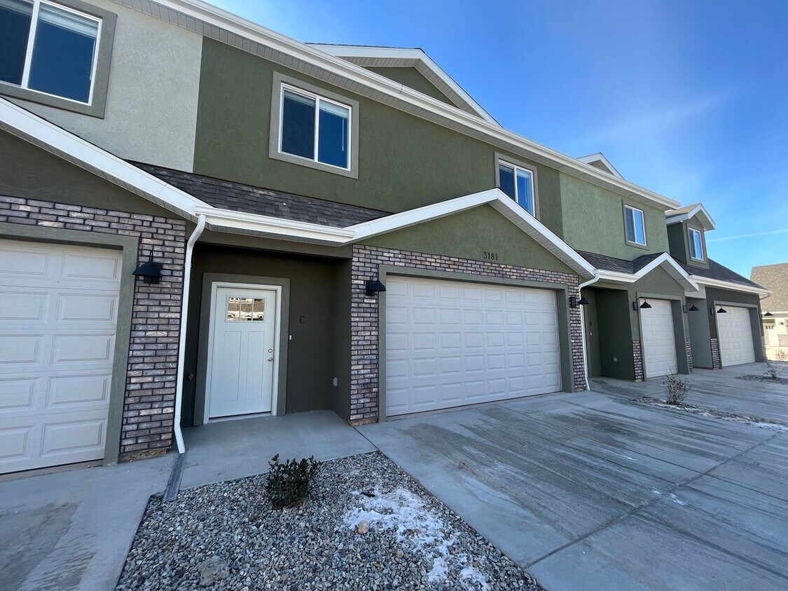 Primary Photo - Beautiful Townhome!!