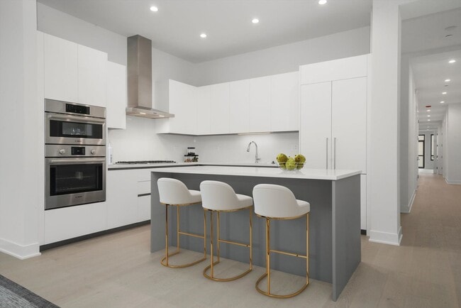 Building Photo - 323 S Racine Ave