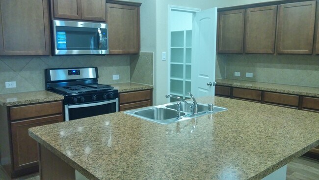 Foto del edificio - 3826 Briar Water Ct