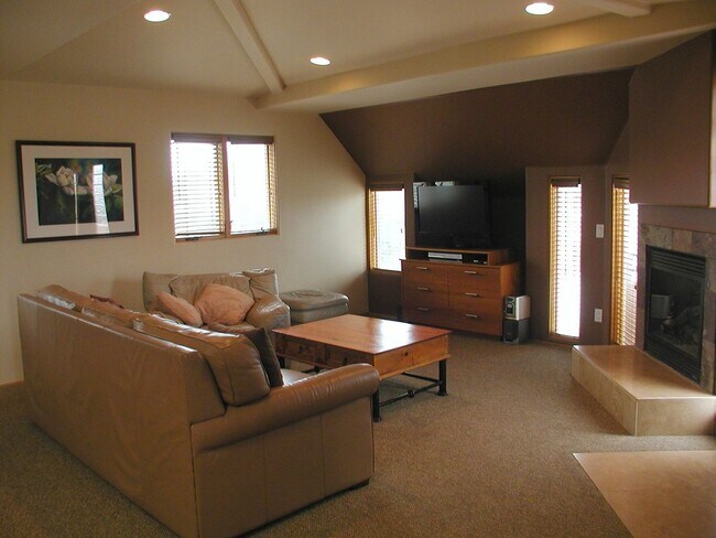 Building Photo - Must see! Tri-level 3 Bedroom 3 bathroom t...