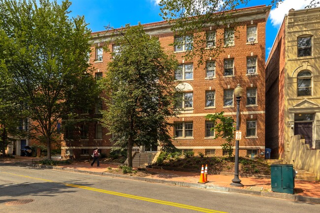Park Manor Apartments - 3039 Q St NW