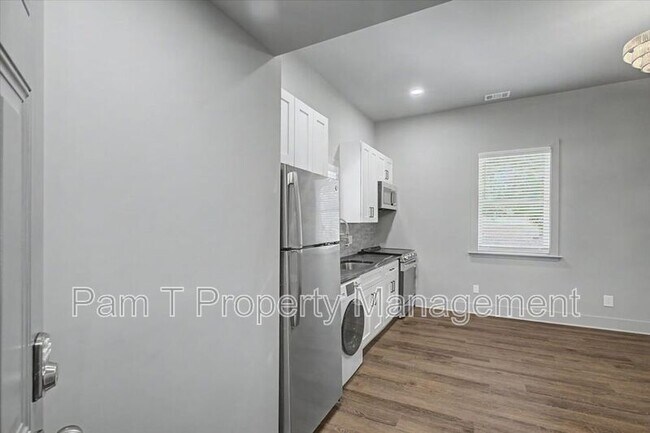 Building Photo - 638 E 37th St