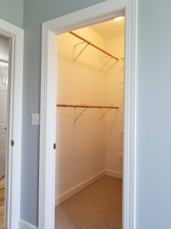 Vestidor del dormitorio n.° 2 - 4900 N Lawndale Avenue