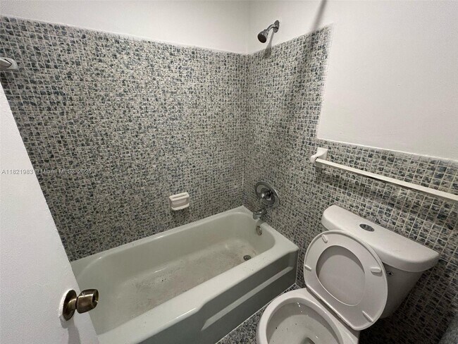 Foto del edificio - 1590 NE 125th Terrace