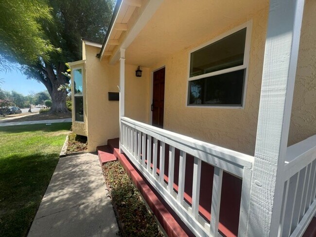 Foto del edificio - 6557 McLennan Ave