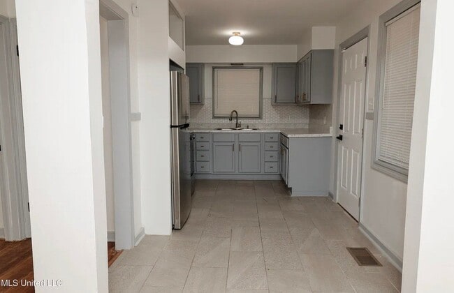 Building Photo - 4352 Ridgewood Cir