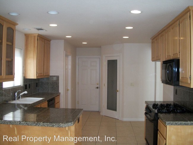 Building Photo - 3691 Fairoaks Ct