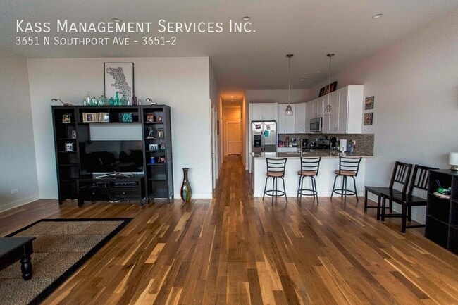 Foto del edificio - 3651 N Southport Ave
