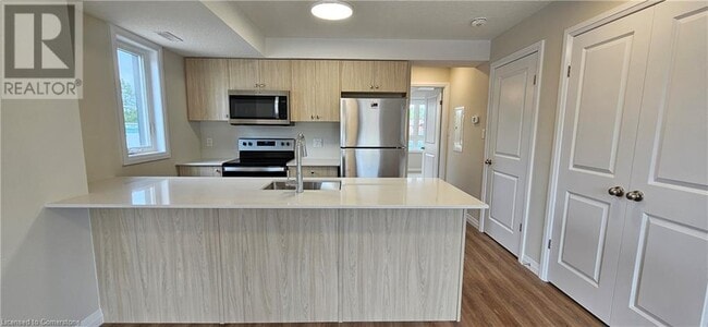Building Photo - 410 Northfield Dr W
