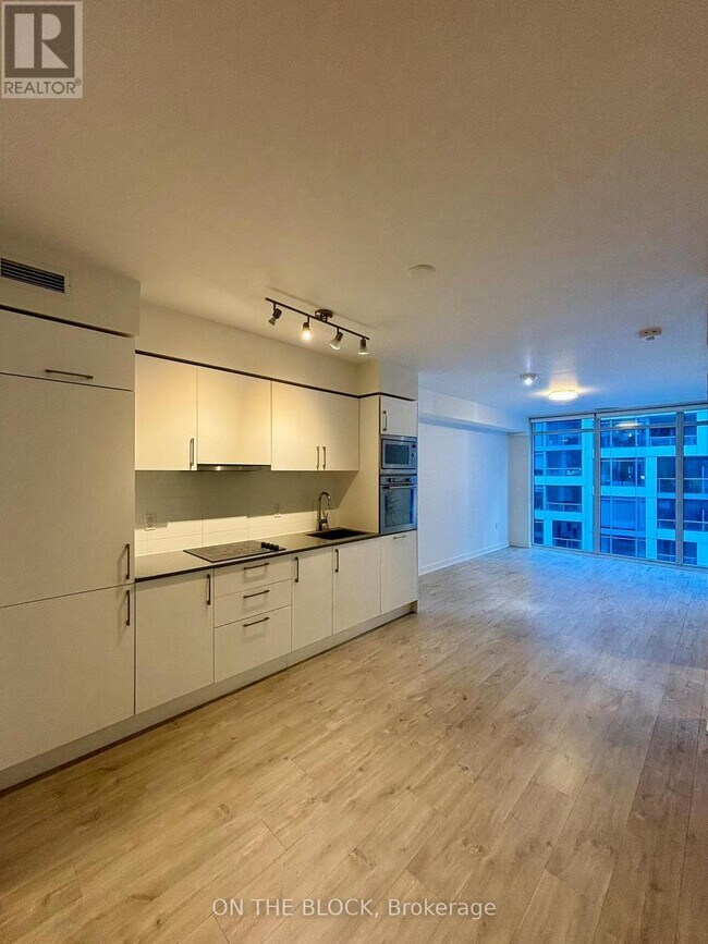 Building Photo - 27 Bathurst St