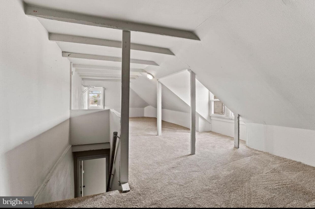 Primary Photo - 207 N Queen St