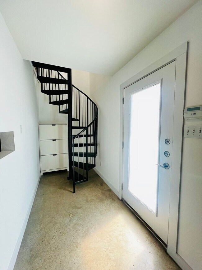 Foto del edificio - Contemporary 2/2 + Loft Home in Hot East Austin Neighborhood