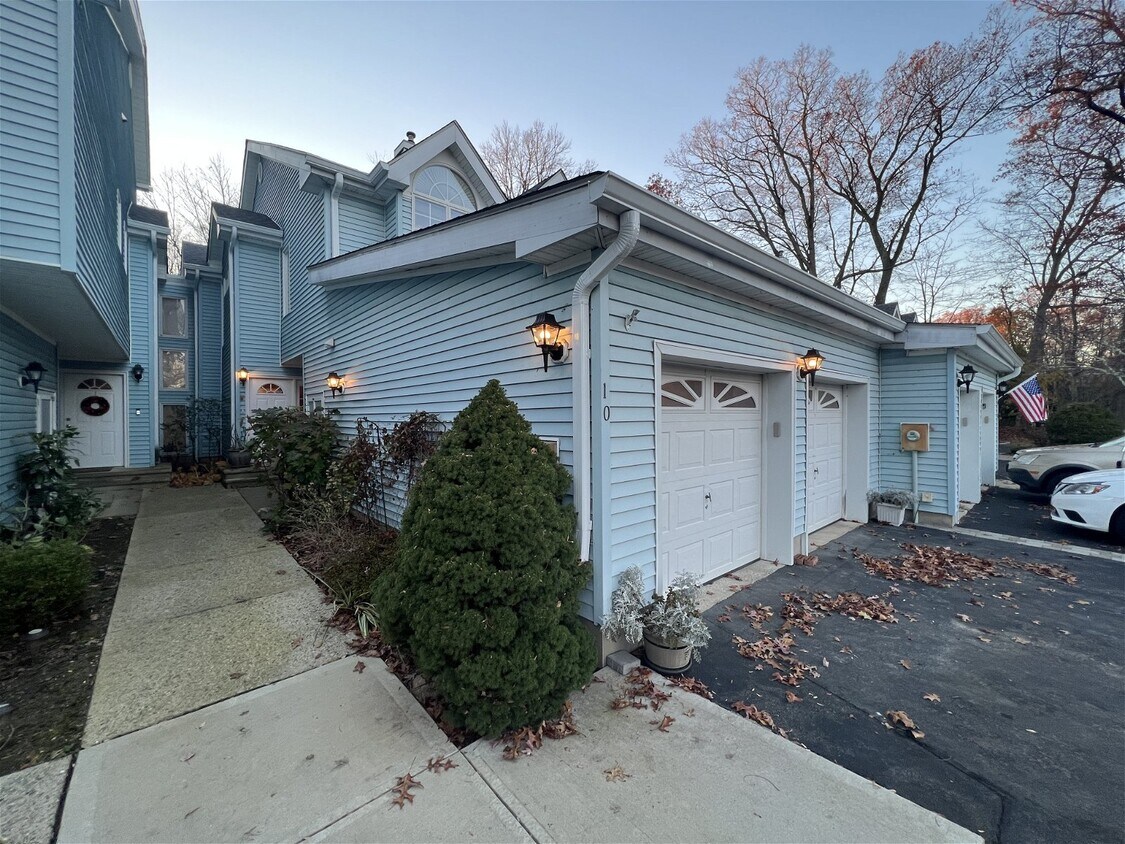 Primary Photo - 10 Foxwood Square, Old Tappan, NJ 07675 - ...