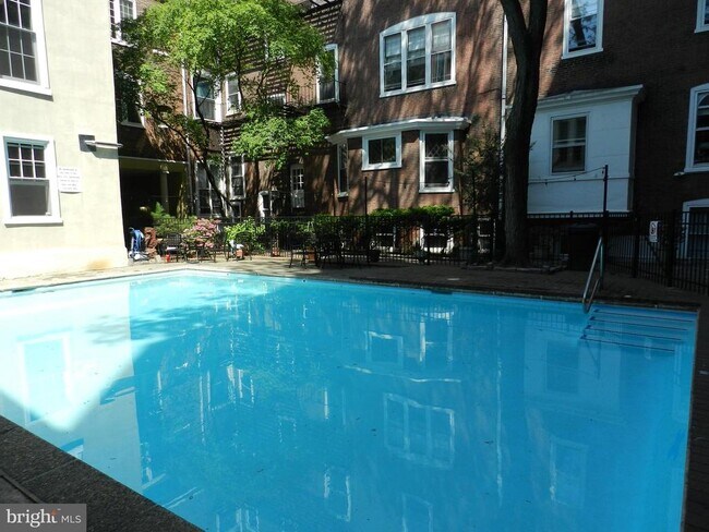 Building Photo - 1008 Spruce St