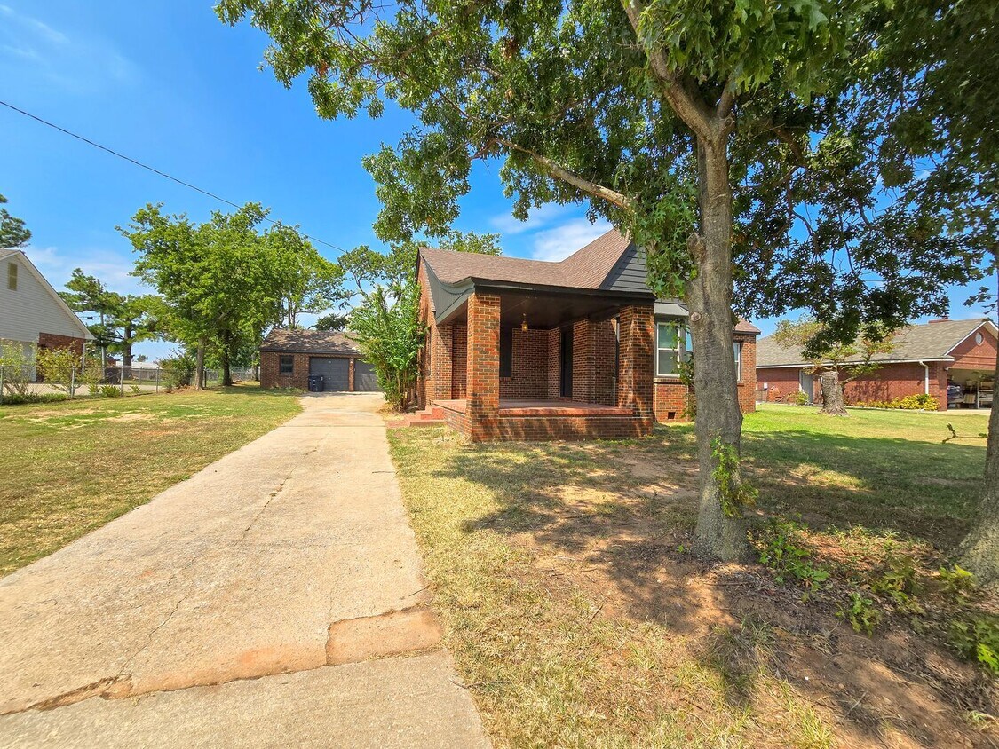 Primary Photo - Cute 3 Bedroom Brick home in Shawnee