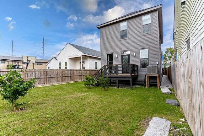 Building Photo - 2504 Dumaine St