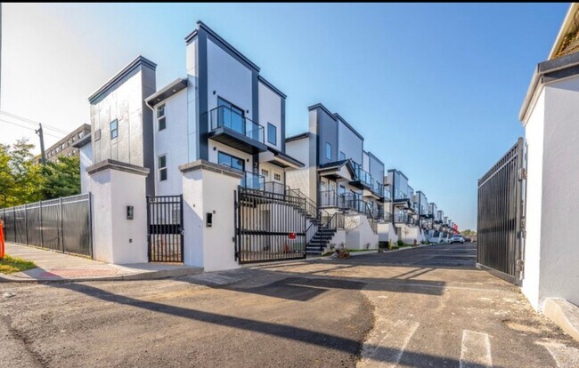 Building Photo - 716 Seaport Dr