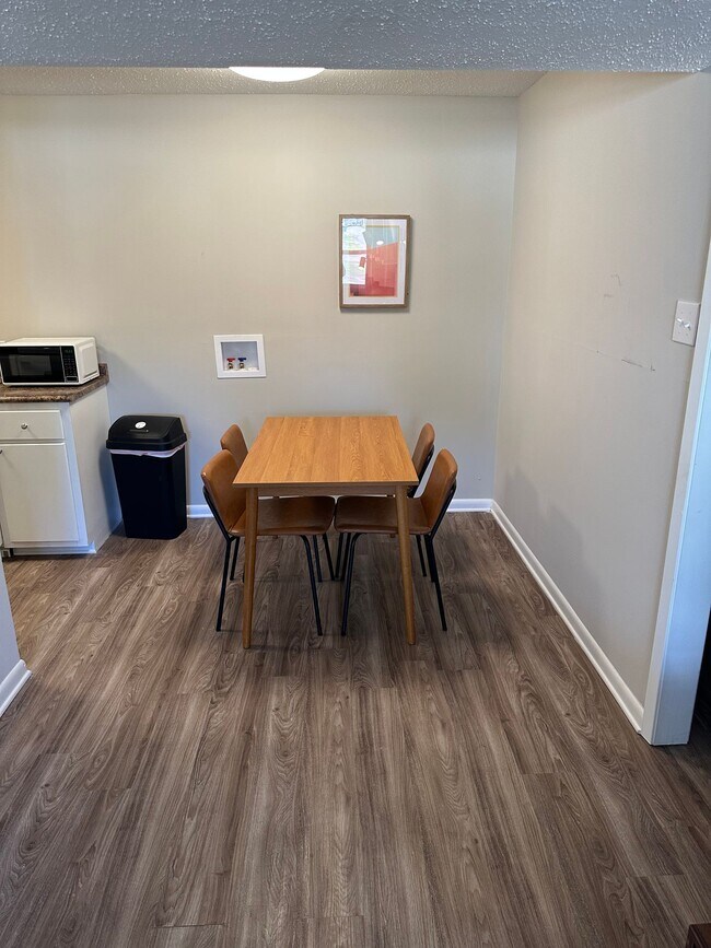 Foto del edificio - 433 Meadowlark Dr