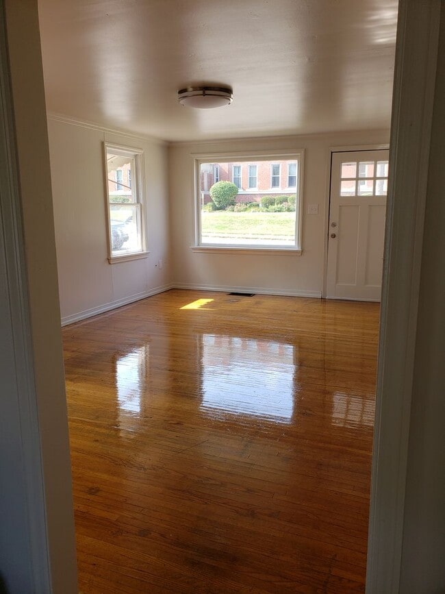 Building Photo - Robb Ave W 221-225