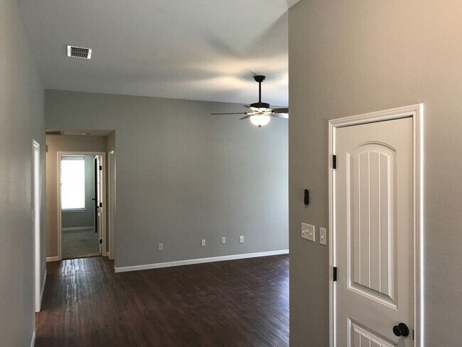 Building Photo - 517 Molly Ln