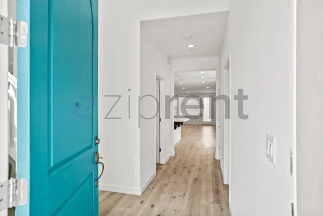 Building Photo - Unit