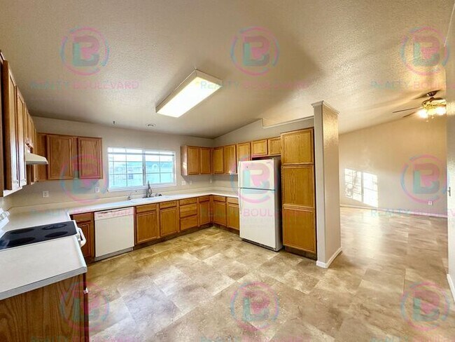 Foto del edificio - 1 Month Free!!! Beautiful 3BR 2 Bath home with RV Parking!