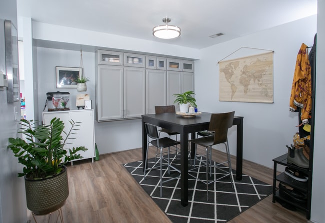 Building Photo - 3 bed 2 bed - in unit laundry - condo!