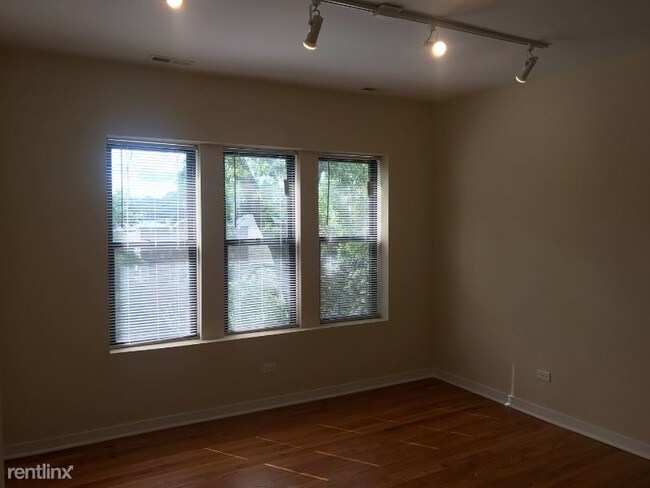 Building Photo - 2452 W Albion Ave
