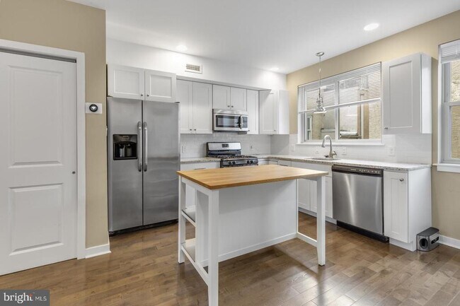 Building Photo - 2030 Sepviva St