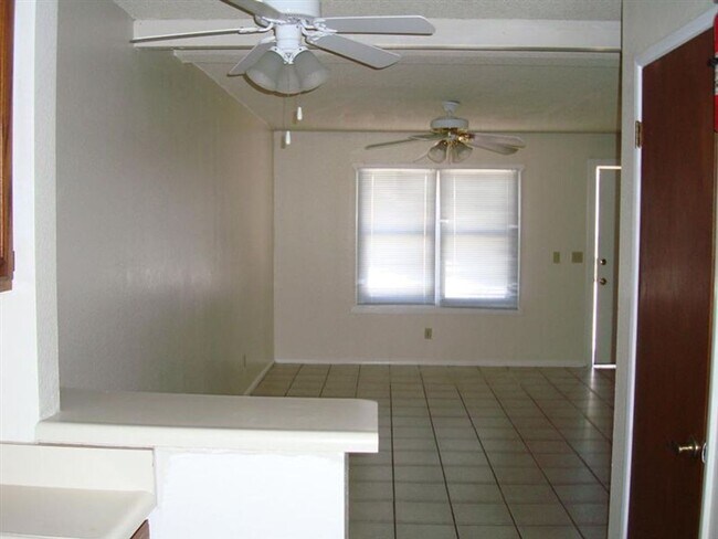 Foto del edificio - 4BR/2.5BA Townhome w/ Private Yard Near Downtown Tucson