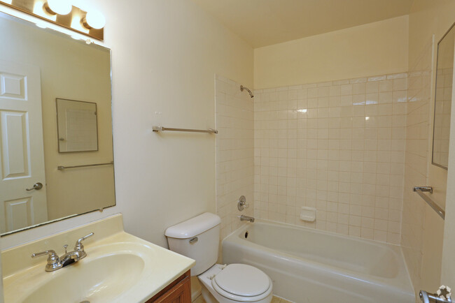 1206 E Grove Baño - Garden Grove