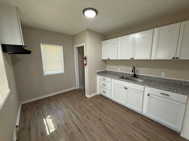 Foto del edificio - This beautifully updated 3-bedroom, 1-bath...